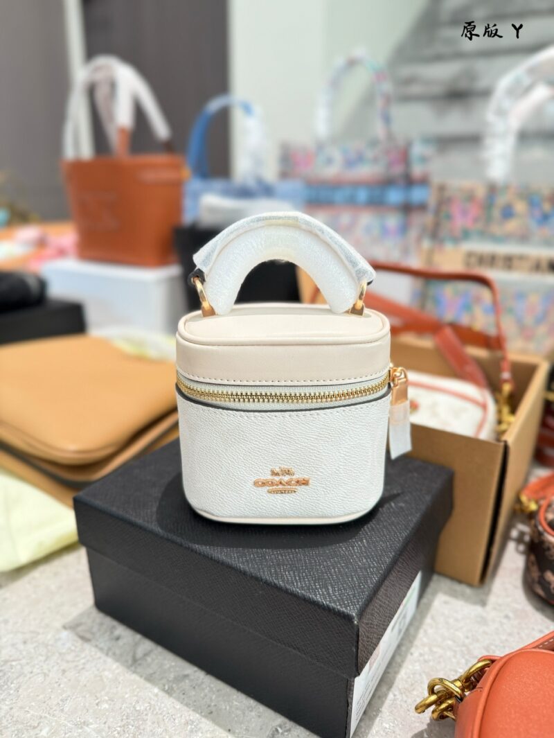 Actual delivery photo p245
Coach Coach's March New Product Ava Mini Waste Bag
#Coach has once again released a cute super small waste bag~Super O box bag, small body, big fashion, carrying attitude, carrying fashion.
Although the capacity is small, t...