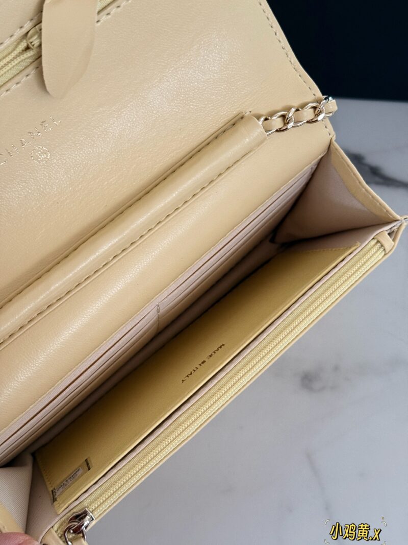 2b42a7a771.jpg 180 Pack
size:20*13cm
Xiaoxiang Family Wealth Bag
Woc Wealth Pack, can have
You must arrange for yourself
Chanel's wealth bag is the most frequently used one in Grandma Chanel's bag
Cute and lovely chicken yellow/very suitable for summer color matching~