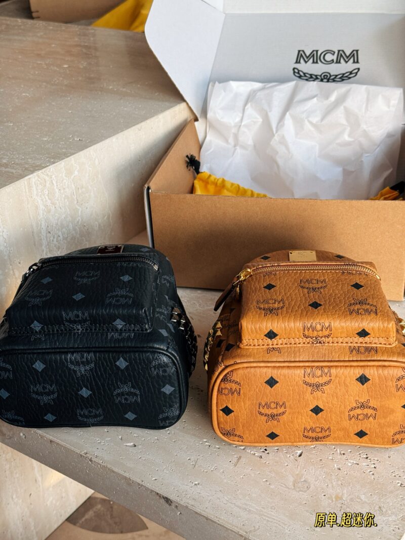 2b44d4d53a.jpg 235 original box order
Size: 17 * 21cm (ultra mini)
MCM Super MINI Backpack
Equipped with two detachable shoulder straps,
Satisfy both shoulder and crossbody needs
Since I bought this small backpack
More and more fond of MCM, with exquisite workmansh...