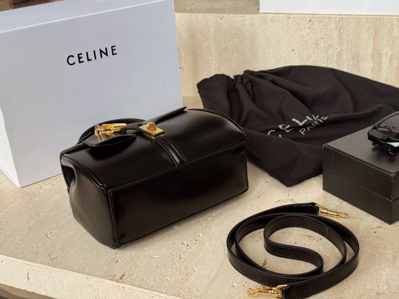 2b4adc31ea.jpg 255 boxes
Size: 18 * 13cm
Latest Celin * soft 16
Simplicity, coldness, and age reduction
A very elegant bag with a touch of satin and cowhide, super versatile!