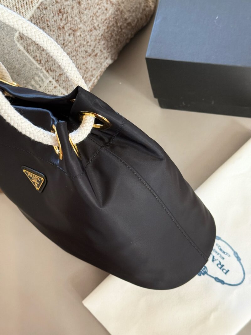 210 box
size：26*25cm
Prad 25 Spring/Summer Novice Bag is Here
It looks more futuristic now~
The small handbag with dragon cloth surface and coarse hemp rope is so cute, I love it!
Nylon bucket bag