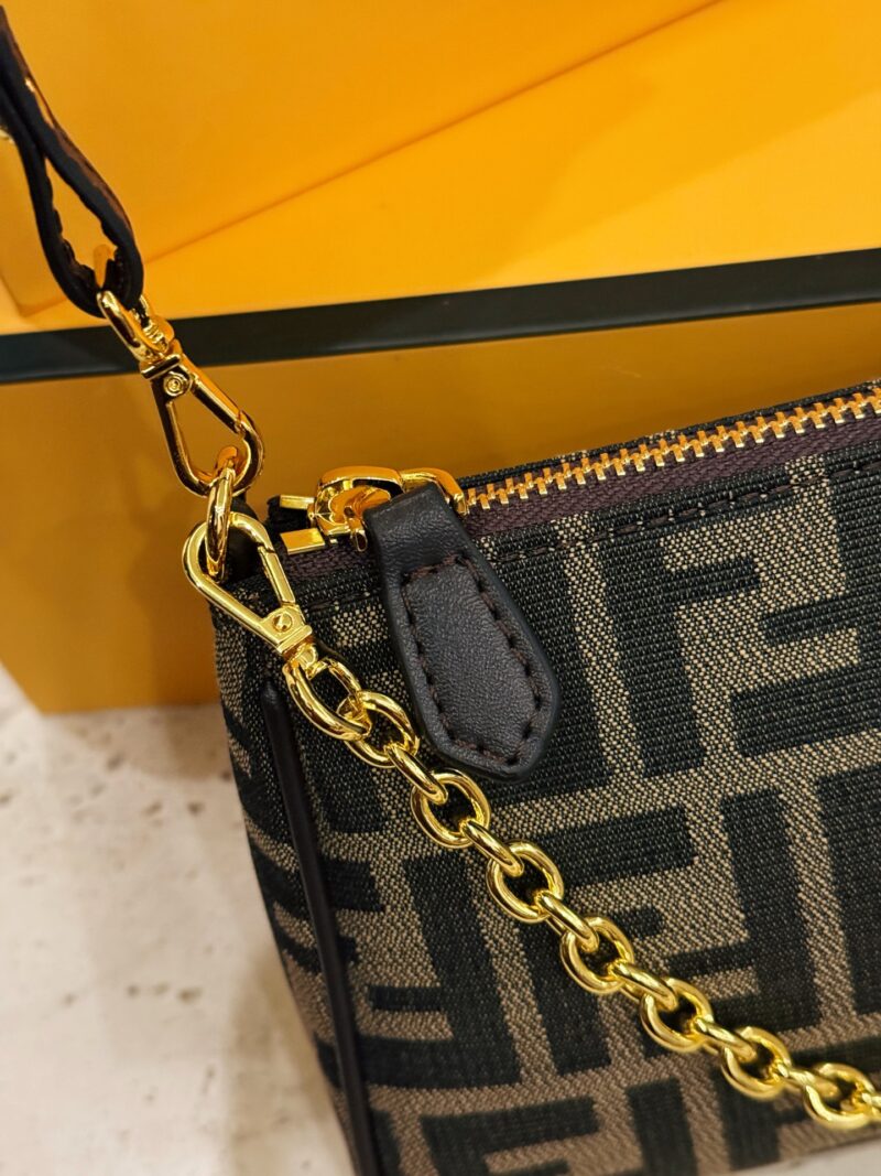 2b91dc49ed.jpg 195 box
size:23*14cm
Fendi Underarm Bag/Mahjong Bag
Really perfect!
The leather shoulder strap has a strong texture, and the hardware chain is more exquisite
Love, love, love!
Handheld, Underarm, Crossarm