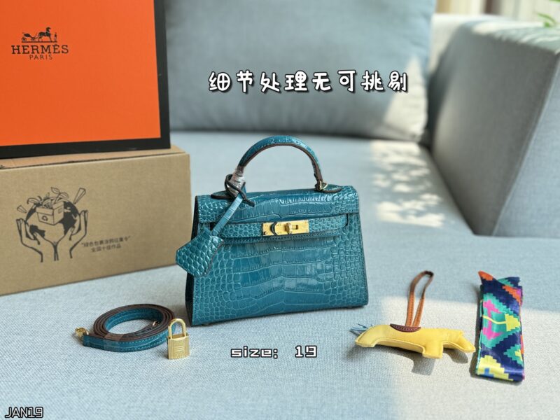 Color card ??
HERMES Hermes Mini Kelly 2nd Generation Crocodile Leather Kelly Bag Handbag with Gold Buckle