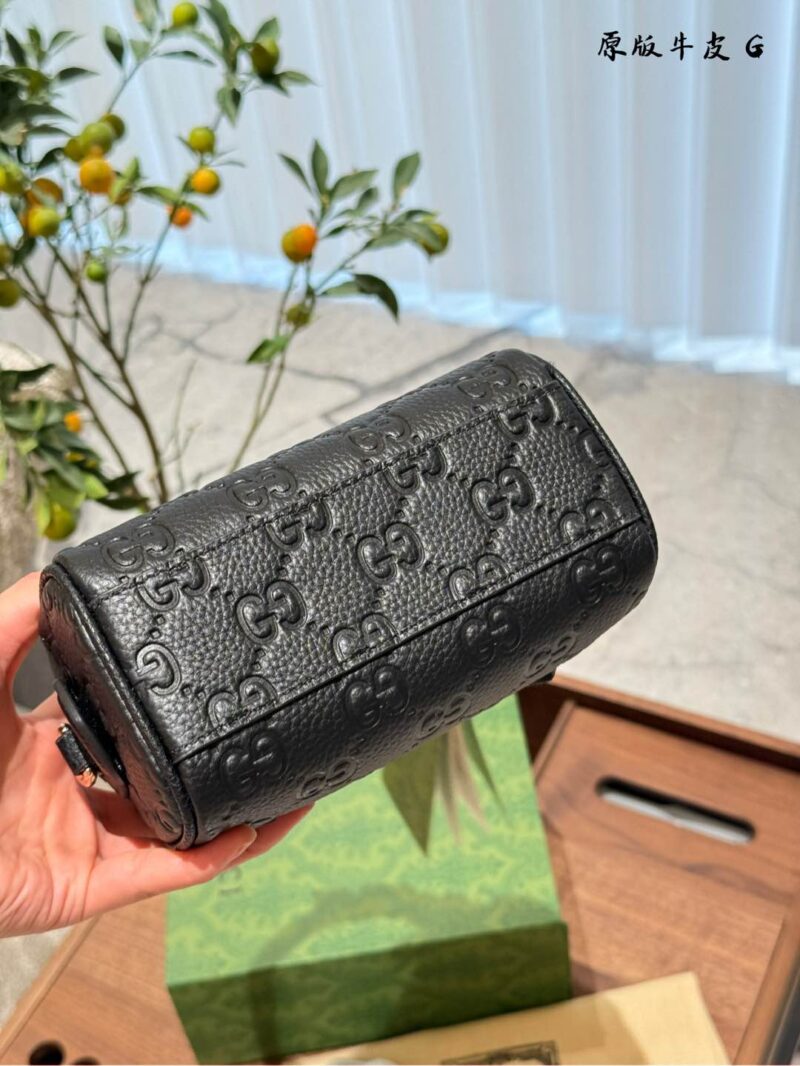 Gucci Boston Nano mini shines in the new series. The series reinterprets classic patterns with creative design and innovative features, injecting a touch of timeless fashion into daily styling. The super double G pattern is presented with eye-catchin...