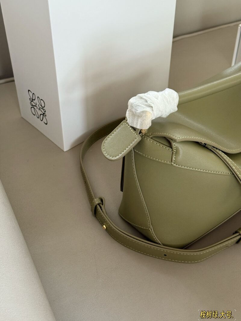 2bc688191f.jpg 235 260 box
Size: 18 * 10cm (mini)
24 * 15cm (large size)
Loewe Geometry Package Puzzle
Truly cannot be missed,
?? Cowhide quality!
Completely hold on!
Advanced high is about to overflow!
Did you adjust the color of this eucalyptus green puzzle t...