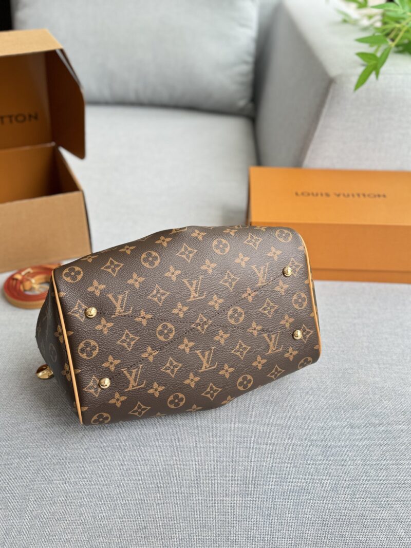 2c0e1acd27.jpg 230 Complete Gift Box Set
size:28×21
LV dumpling bag handbag shoulder crossbody bag steel hardware counter 163 frequency conversion chip
Easy interpretation of retro fashion
The bag is quite spacious, simple yet not simple, and does not require ex...