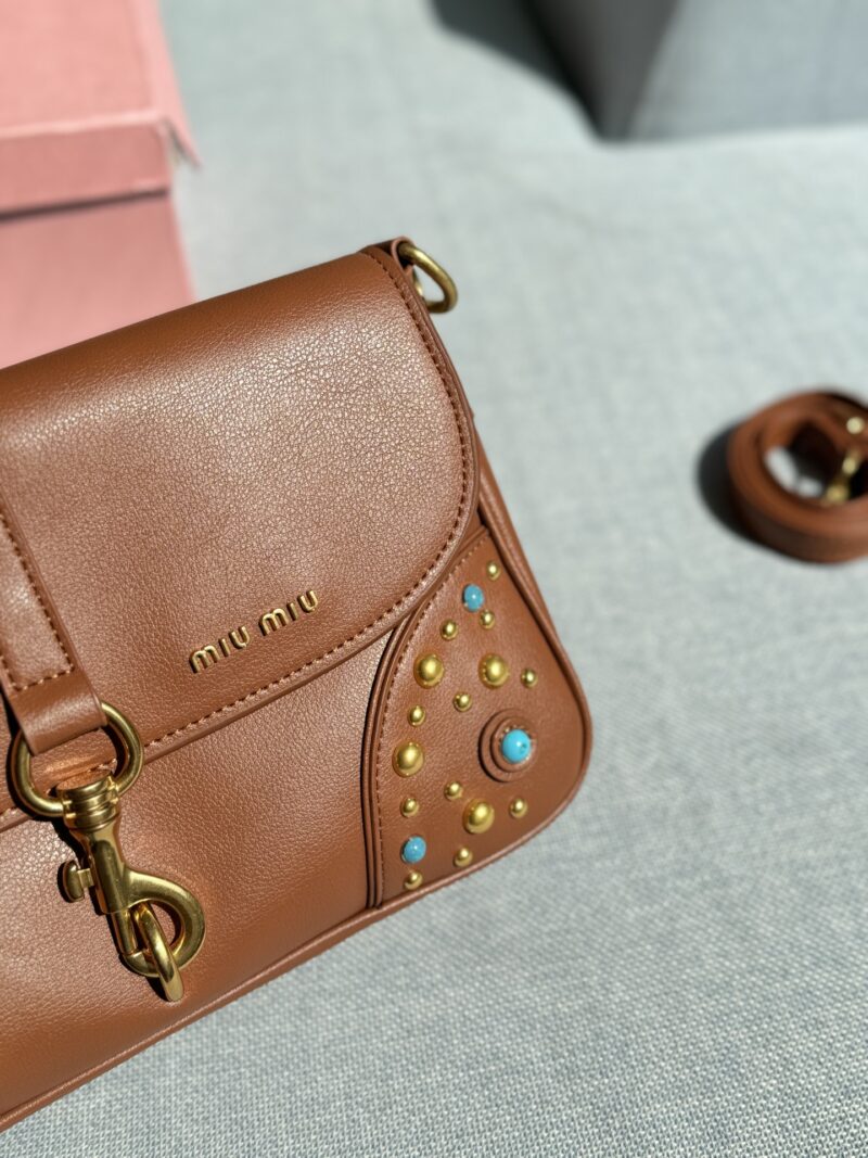 2c0e329daf.jpg 235 Heaven and Earth Cover
size:28×18
MIU MIU rivet stick bag, armpit bag, shoulder bag, crossbody bag
The design of this bag is simple and elegant, and the colors are also super versatile, making it easy to hold with both casual and formal wear!