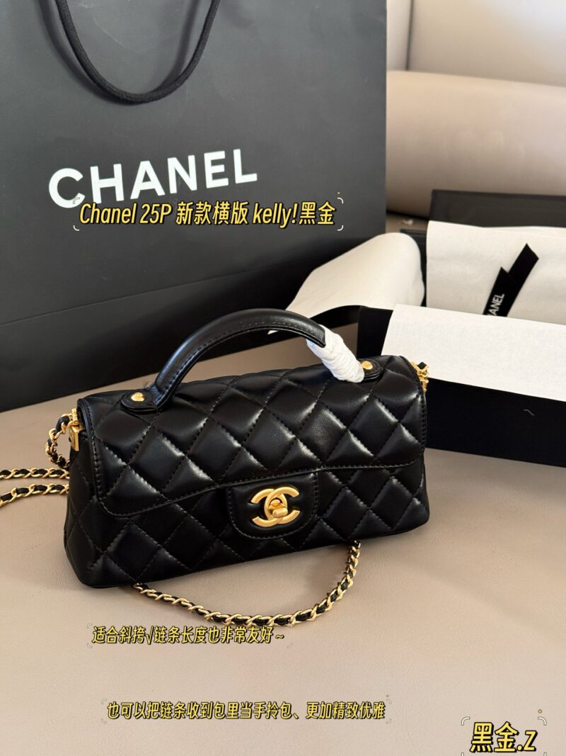 2c0f546a9c.jpg 235 with packaging
size:20*14cm
Xiaoxiangjia 25P new horizontal version Kelly!
The leather has a great texture!
Lingge design, retro and fashionable
When the handbag becomes more exquisite and elegant!