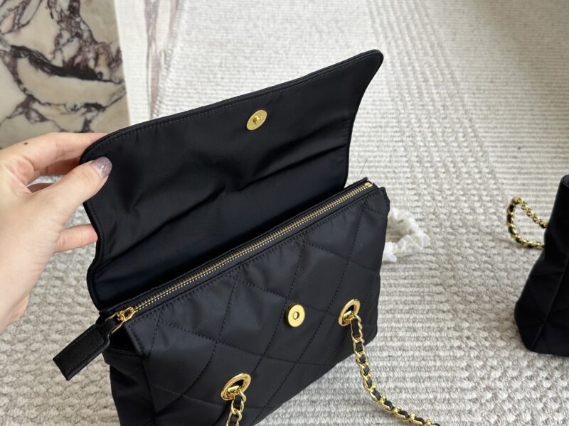 2c10c2dd09.jpg 200 boxes
size:28*22cm
Prada Hobo Vintage Chain Bag
Added a sense of casualness and simplicity,
Completely fashionable and versatile!