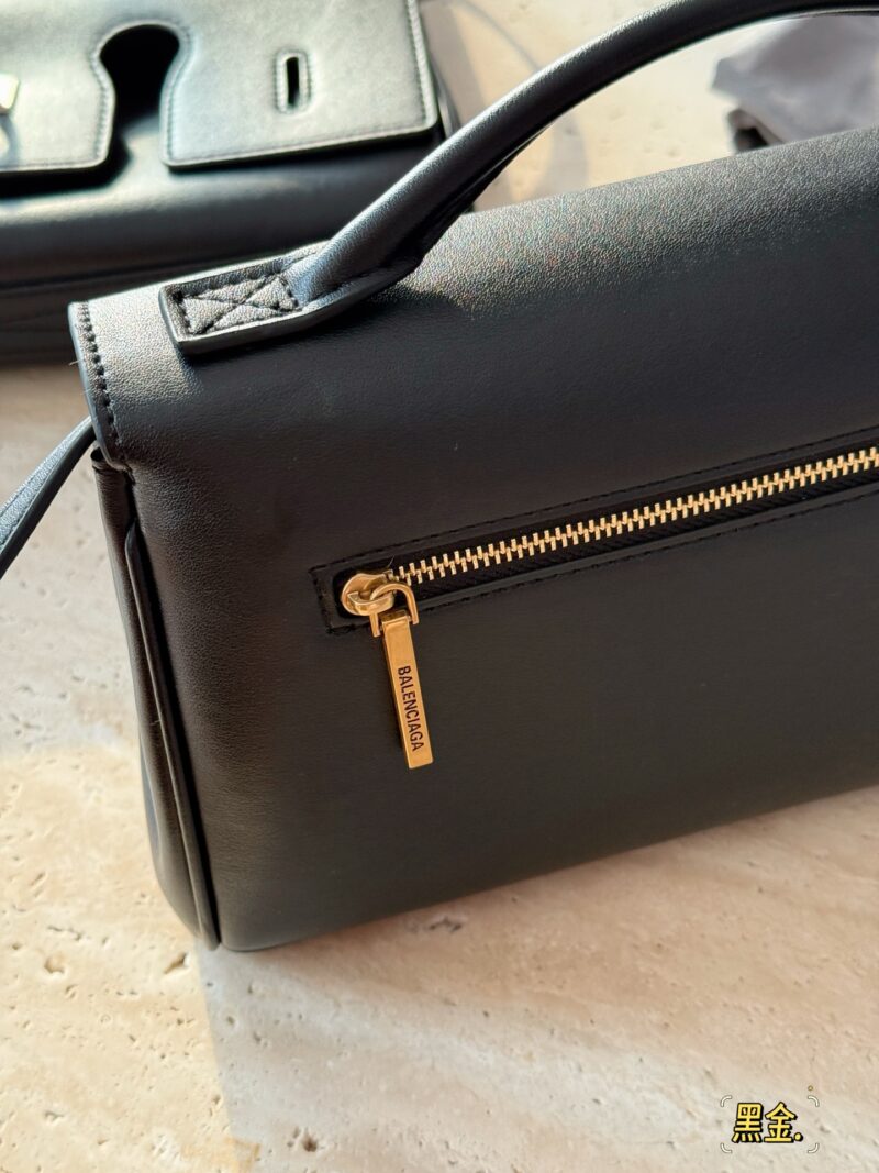 2c15ab744c.jpg 270 boxes
size:28*15cm
Balenciaga's new Belair large silhouette bag
Soft oversized bag
The feeling of laziness on the upper body is immediately felt
I really like this convenient and cool super practical big bag!
?? cowhide