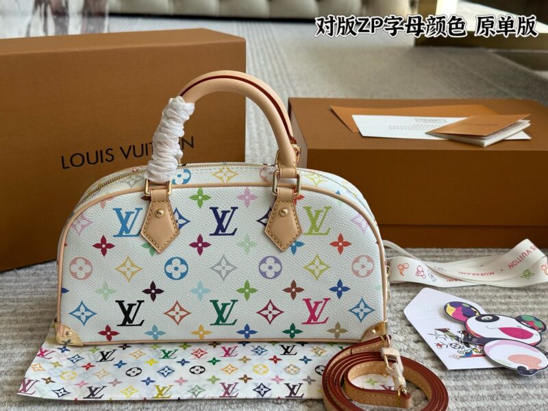 2c1778f0fc.jpg 330 original single edition box
size:27*19cm
L's Takashi Murakami bowling ball is his favorite bag for this white tri color event! The physical object is very beautiful#
A whole retro millennium feeling, with a large capacity inside,
Holding it in ha...
