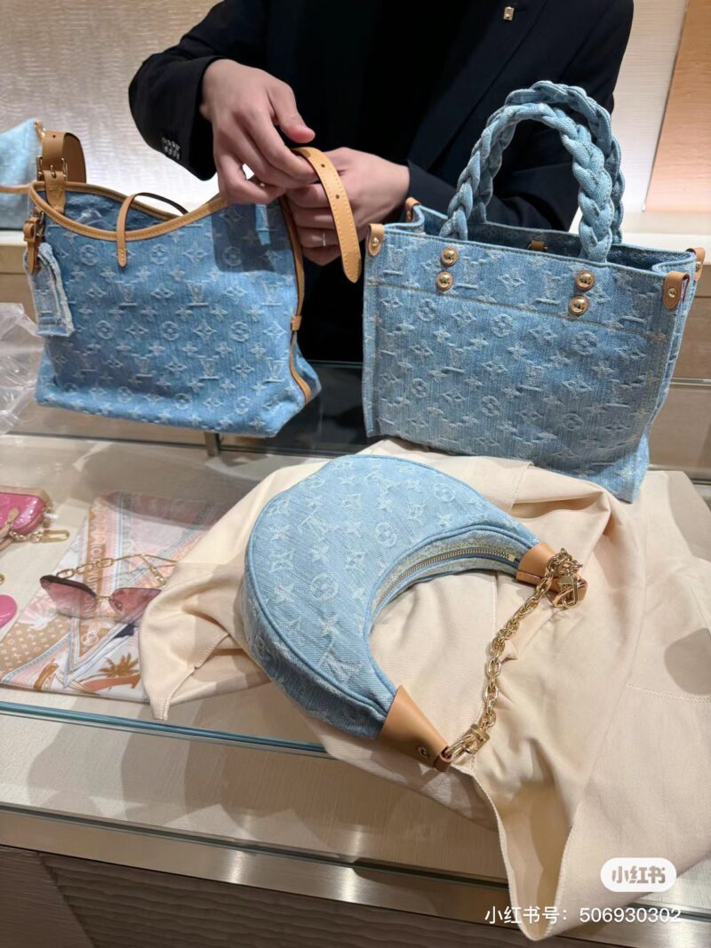 2c2e0fd400.jpg Fashionable and very summer+denim light colored denim moon bag,
Denim light colored denim moon bag,
Seeing this color gives me a feeling of youthful vitality. It is soft and casual, and very lightweight. The two shoulder straps can be adjusted direct...