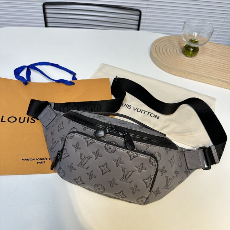 Donkey waist bag/chest bag model M25227 full leather gray. This waist bag design is not only practical but also enhances the overall design sense, making it easy to raise the body proportion. The bag can be worn as a chest bag or crossbody bag, and c...