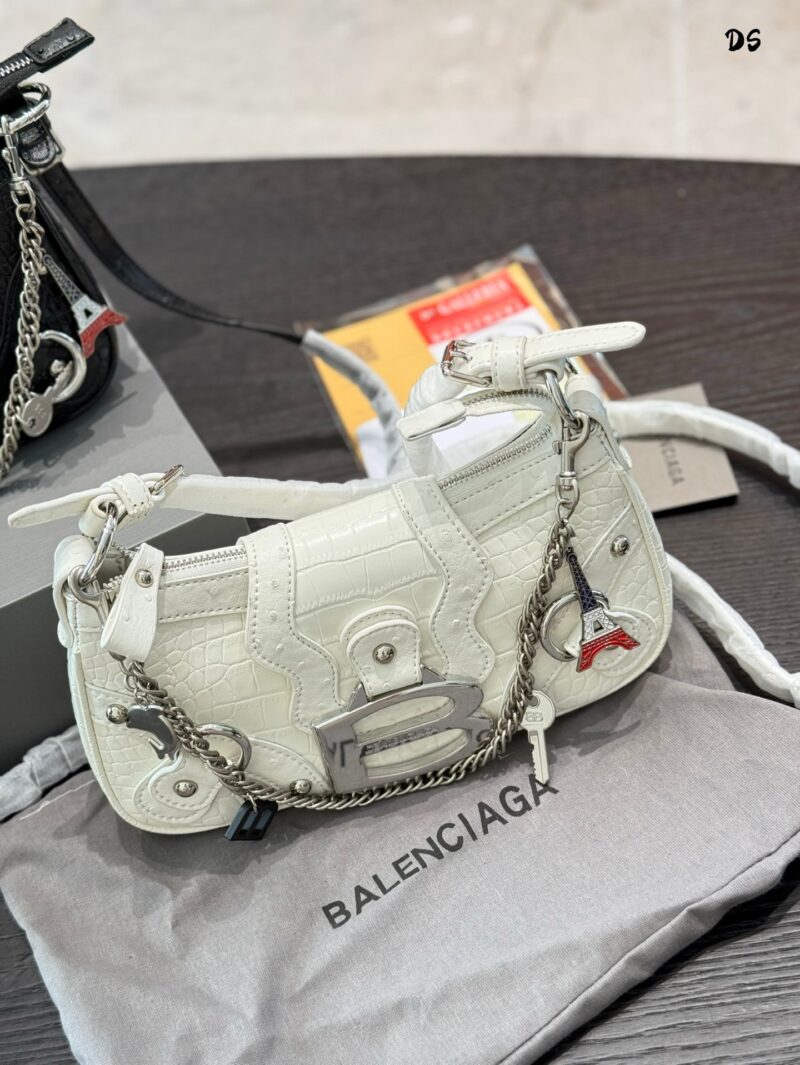 Balenciaga Underarm Bag P245
25 year spring collection, suitable for both underarm and crossbody, just the right size, with a round phone, wallet, car keys, napkins, all enough, and a great zipper, providing a strong sense of security
Made of cowhide...