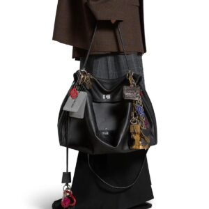 Balenciag Rodeo
The Redeo that was finally won! ! ! The soft and large silhouette bag immediately gives off a lazy and lazy feeling on the upper body. I really like this convenient and cool super practical bag. This new model named after the Rodeo D...