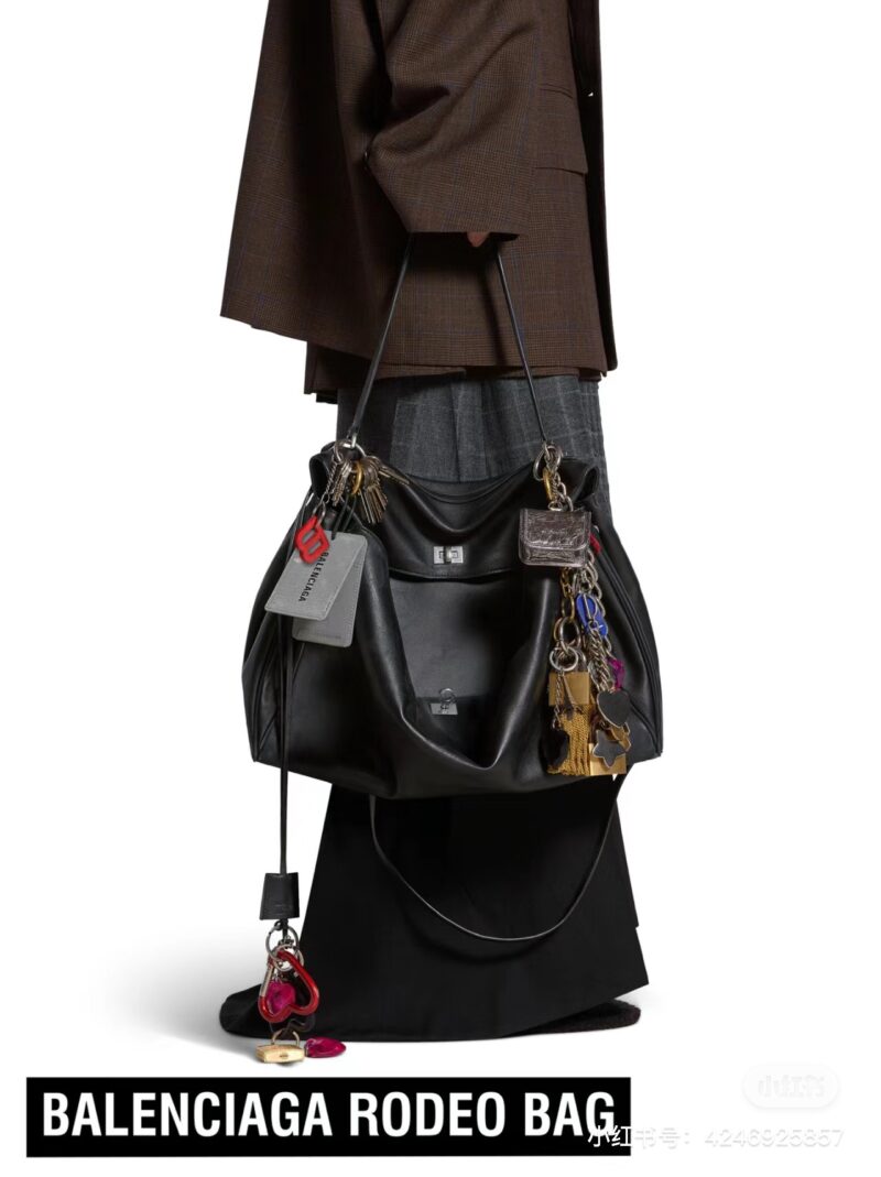 Balenciag Rodeo
The Redeo that was finally won! ! ! The soft and large silhouette bag immediately gives off a lazy and lazy feeling on the upper body. I really like this convenient and cool super practical bag. This new model named after the Rodeo D...