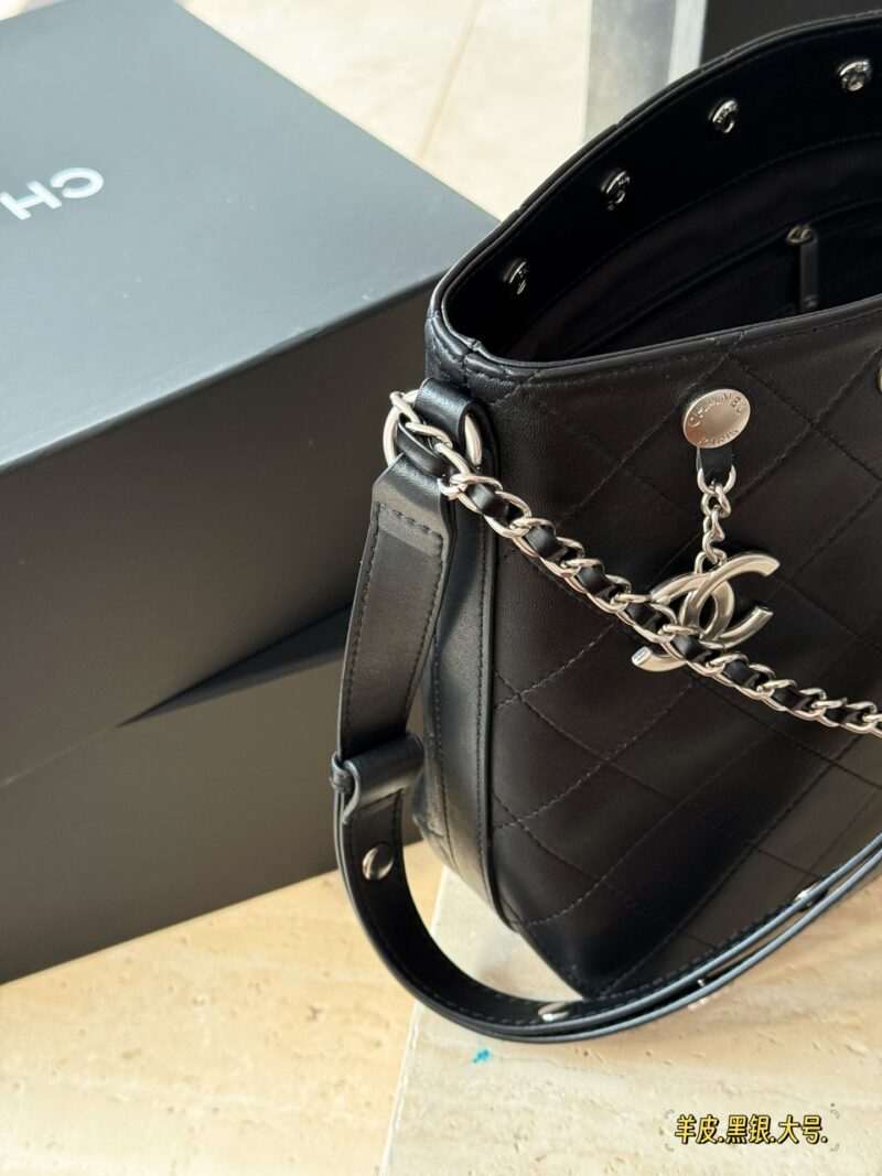 2c5cd7ce6f.jpg 310 290 sheepskin box
Size: 23 * 26cm (large)
19 * 21cm (small)
Xiaoxiangjia 25P black silver hobo water bucket wrapped tightly!
The shoulder straps are wide enough, they won't slip on the shoulders!
Length adjustment can also be done diagonally!
A r...
