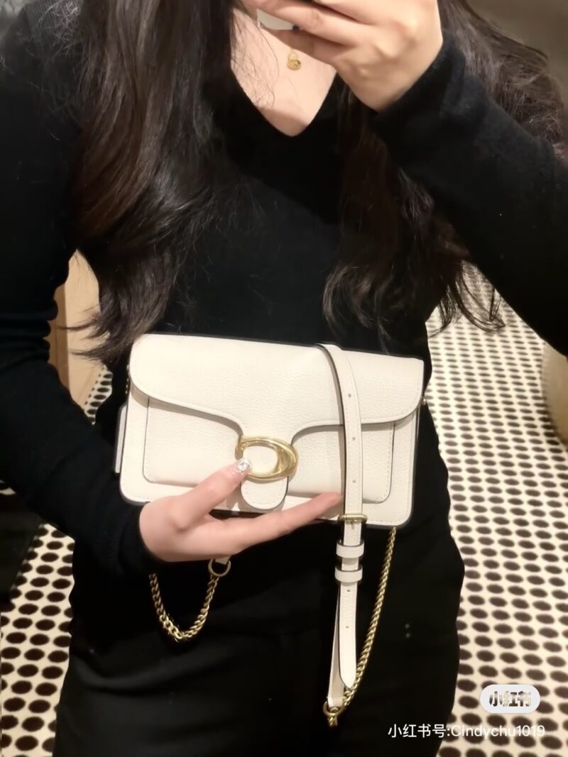 COACH Tabby Family New Member
That's right~The new member of tabby0, also known as the open hanging version, is an 18 centimeter mini version
The point that touched me this time is that Clogo's buckle is wrapped in full leather
The color tone of the ...