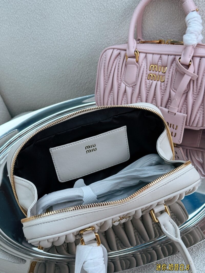 2c9df84dc5.jpg 250 boxes
size:19*10cm
Miu's small trash bag is really heart wrenching!
Miumiu's new mini bowling bag is so cute
Newly released mini size
Smaller and narrower than the previous small size, with a sloping back that is more convenient for internal ca...
