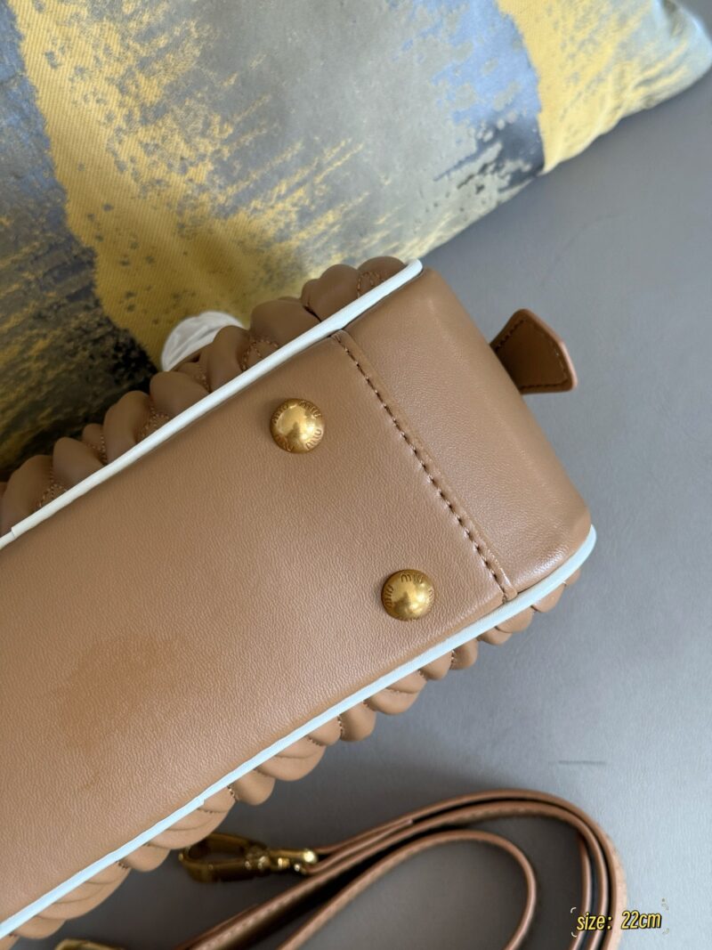 255 Upgraded Edition Box
size：22*11cm
New size of miumiu bowling ball ??
On the basis of the original bowling ball, white leather rolling edges have been added, giving it a more stylish look#
Summer colors~Comfortable
Can be carried by hand or ...