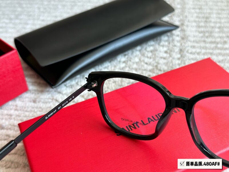 2cc40402c1.jpg 210 box
YSL's greatest item has appeared~YSL is really amazing
The logo next to the mirror legs is really eye-catching
Cat's eyes are quite rare
I didn't expect YSL's house to have such a beautiful nude mirror
Chong Chong Chong Chong#
