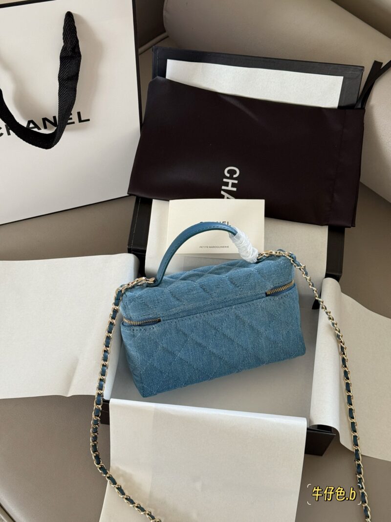 2cd8c57486.jpg 230 box
Size: 20 (base width) * 12cm (height)
Xiaoxiangjia Light Cowboy Lunch Box Pack Lp
The square and upright shape is particularly exquisite when lifted
The color is a refreshing light denim blue,
Direct age reduction effect
Really cute
Can be sw...