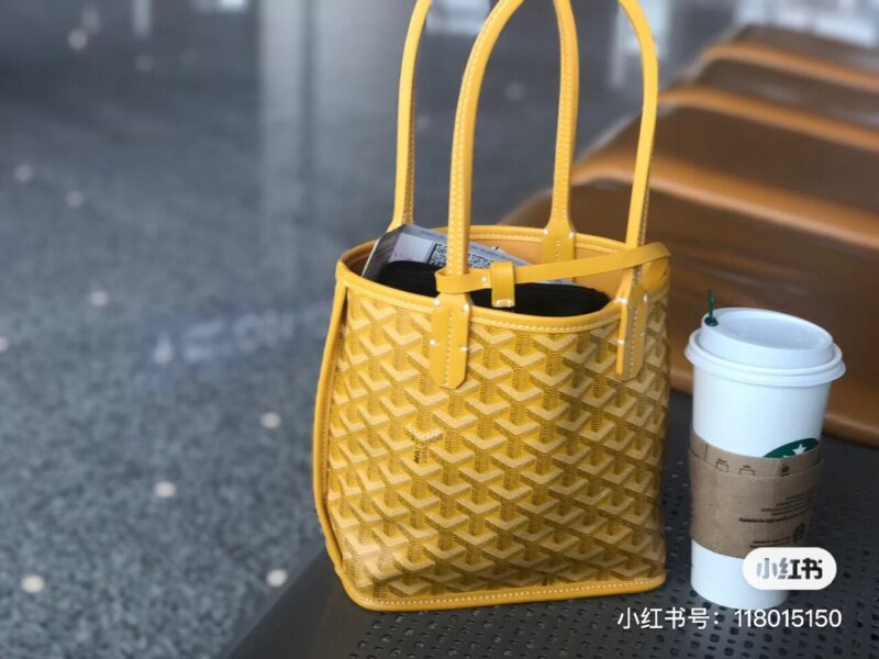 Goyard double-sided tote small shopping bag perfectly matches summer. Recently, major brands have released mini models, and the popular dog tooth is no exception. As soon as I heard about the mini, I found it very cute and suitable for little girls. ...