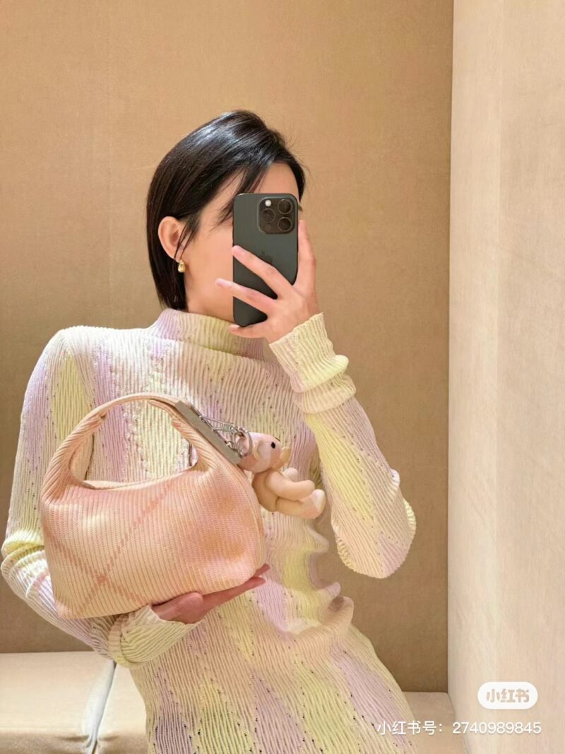 2d0217ddb8.jpg Burberry peg bag | 2024 best-selling bag
Drum shaped lunch box bag paired with knitted fabric
There is a kind of familiar nostalgia that blends in again
Burberry's iconic checkered pattern
There's a little more British style~
I especially like the me...