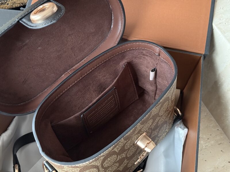 2d0c36bdcf.jpg 225 boxes
size:19*13cm
C's new model Georgie
Limited edition presbyopia box bag,
This one exudes a high-end texture,
And it's super versatile.
It's time to give yourself a seasonal bag~
Original hardware! Order version!