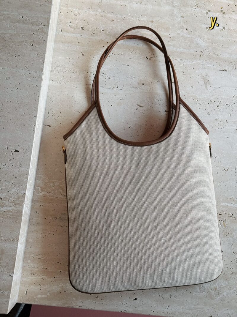 2d13b70b7f.jpg 235 box upgrade version y
size:33*30cm
Miumiu's new tote
The wind is blowing too hard this year
There are so many popular products!
This version is also too beautiful!
Miumiu's canvas bag is packed in one color for spring and summer!
Canvas and tot...