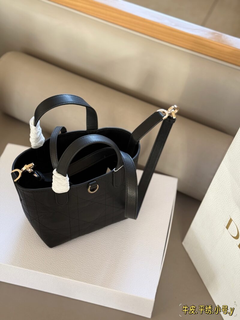 2d39303c98.jpg 330 340 box
Size: 18 * 20cm (small)
22 * 24cm (large)
D Home Tourers
How to choose horizontal/vertical version?
Simple yet not simple,
Elegant and full of vitality, with a large capacity,
One package takes care of everything!