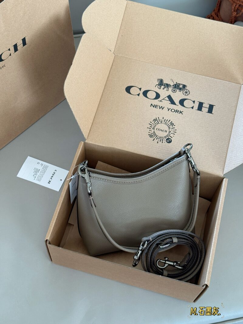 2d3d70d1cd.jpg 200 boxes
size:19*14cm
Today's New Products|
C's mini Laurel stray bag is so cute!
Two shoulder straps slung diagonally under the armpits
In summer, I changed into a small skirt and paired it with a small stray bag,
Super cute