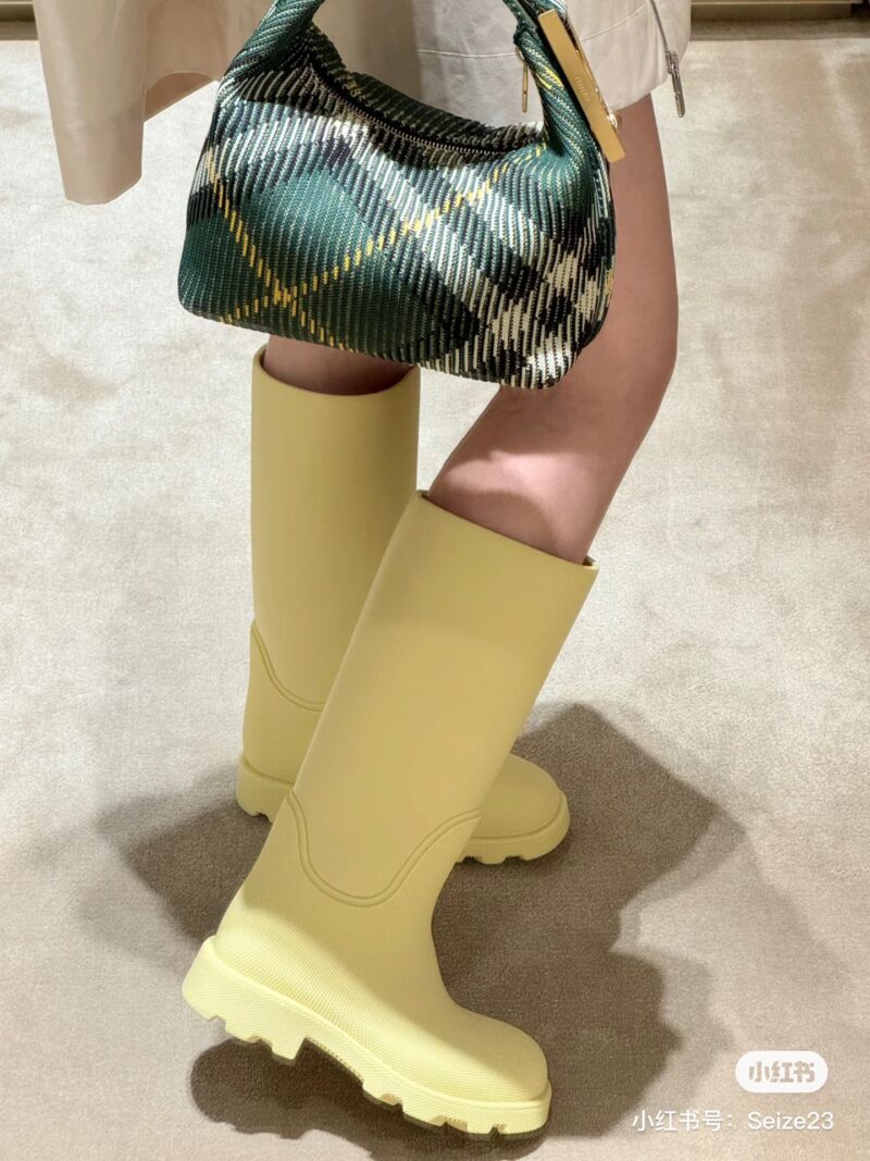 2d6d6a3cff.jpg Burberry peg bag | 2024 best-selling bag
Drum shaped lunch box bag paired with knitted fabric
There is a kind of familiar nostalgia that blends in again
Burberry's iconic checkered pattern
There's a little more British style~
I especially like the me...