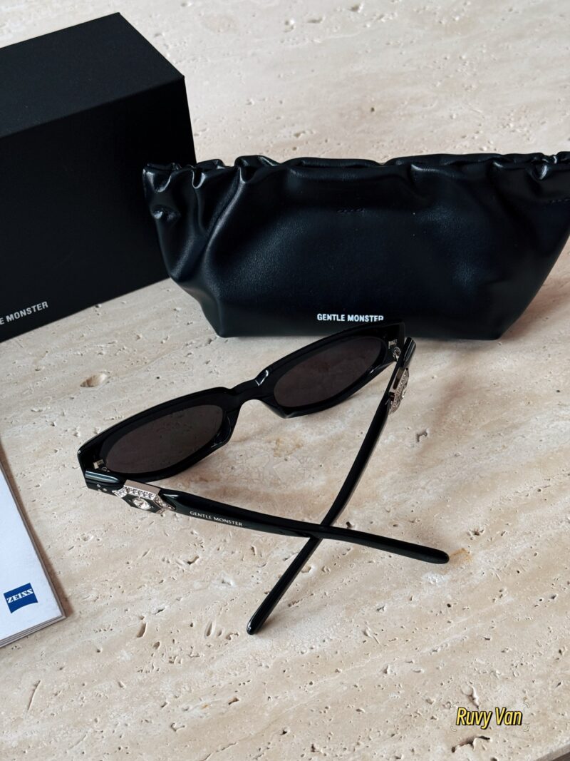 2d79811973.jpg 190 Pack
GM Ruvy Van jewelry collection is really beautiful~
Stylish girl's 25 year new must-have GM sunglasses!
Diamond black ultra wide and face covering
Cool and shining stars all have it~