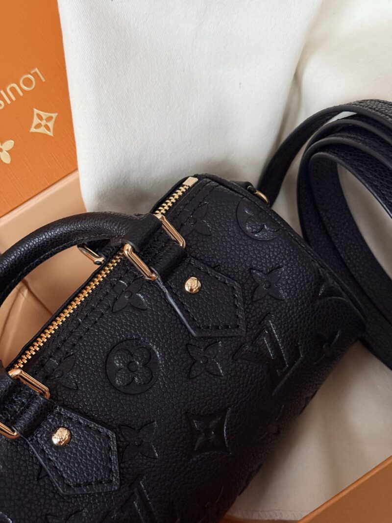 2d8ca6a0d8.jpg 205 box
Size: 16 * 10cm (mini)
L Home Speedy Nano
Experience the joy of Nano together~
Carrying a small bag, I really love it, love it~
Search: Lv nano