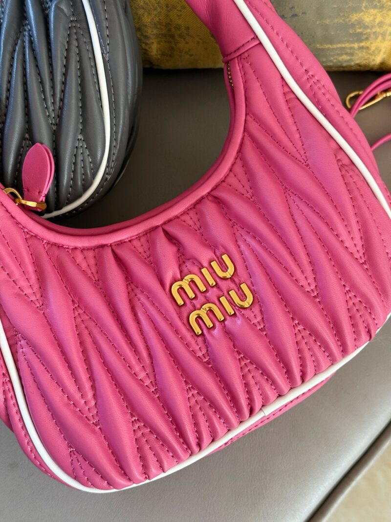 220 boxes
size：22*11cm
MiuMiu girl who can be cool and cute
Miumiu wander bag
Easy to match, can handle any style
The material is very soft
The capacity is also very good
Retro and playful hobo bag shape
It's a bag that I've been taking out almost ...