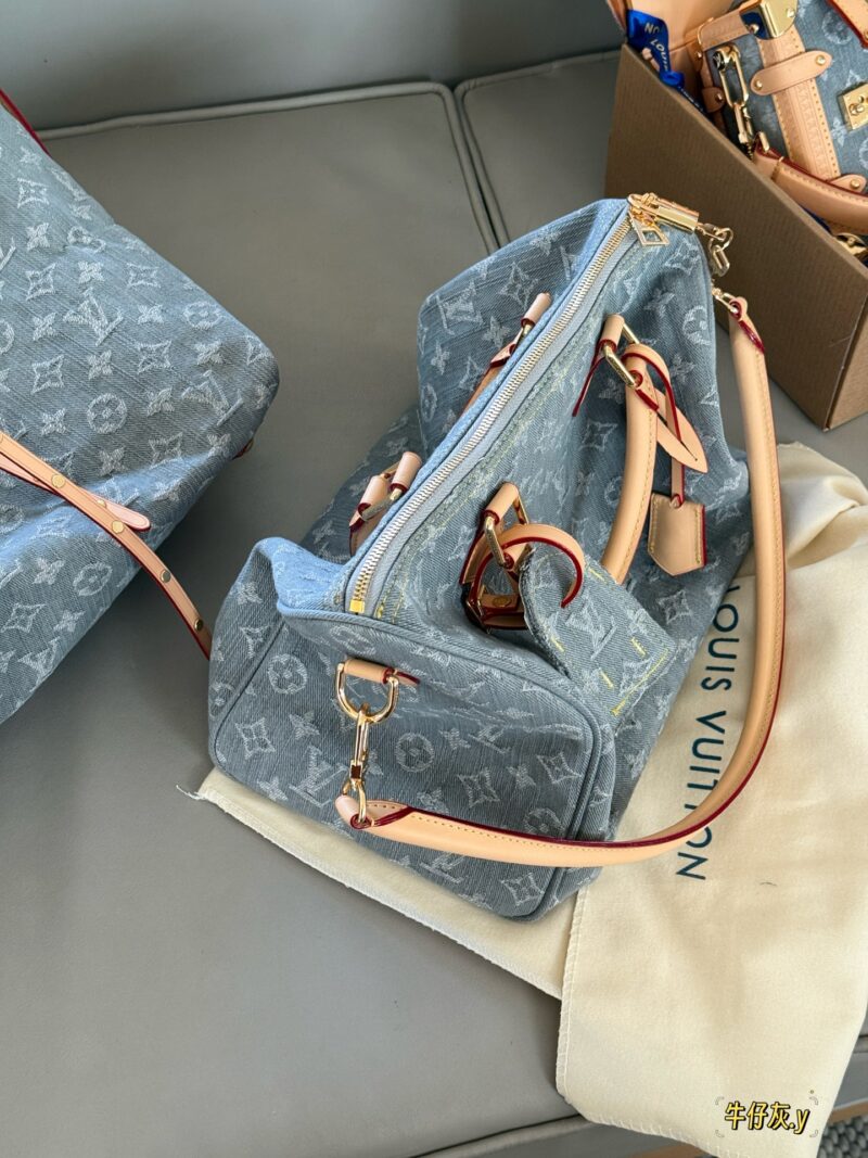 290 box upgrade version y
size：30*21cm
Come and take a look at L's Speedy30 pillow bag
Size 30cm is suitable for daily use and travel!
I really like this size
Very useful! Too cool!
This denim bag exudes a vintage atmosphere and is packed with UP!