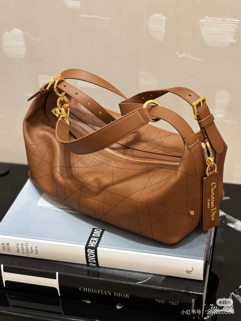 2dc67b58ed.jpg Dior | 2025 New Trendy Bag
The all-new D-Journey series in 2025, with crescent shaped lines that can be carried by hand/shoulder/crossbody, is sure to bring a craze