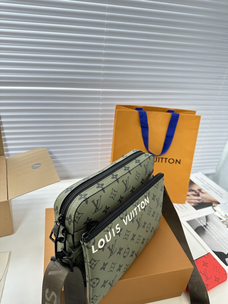 Comes with a foldable gift box airplane ?? Box M23783 Green
Featuring a Monogram coated canvas with a three in one design, equipped with a detachable coin purse, main compartment, and a detachable zipper front pocket for individual use. The coin ...