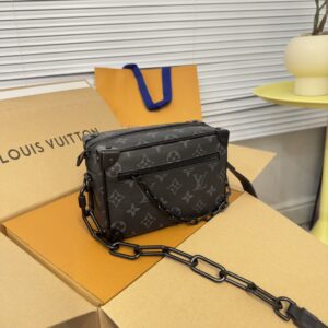 Copy of original order ? MINISOTTRUNK black floral handbag features the iconic Monogram print paired with contrasting resin chain straps, creating a delicate and charming design. This charming handbag has sharp edges and elegant connotations, sho...