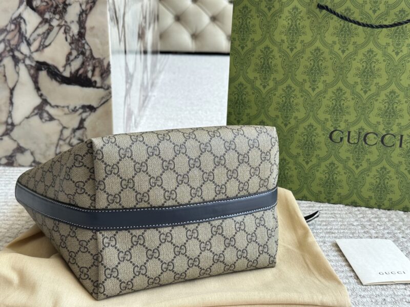 2e16435949.jpg 220 boxes
size:22*21cm
GG new double-sided tote bag
Capacity is also acceptable
My god? It's so beautiful!
Classic must-have item