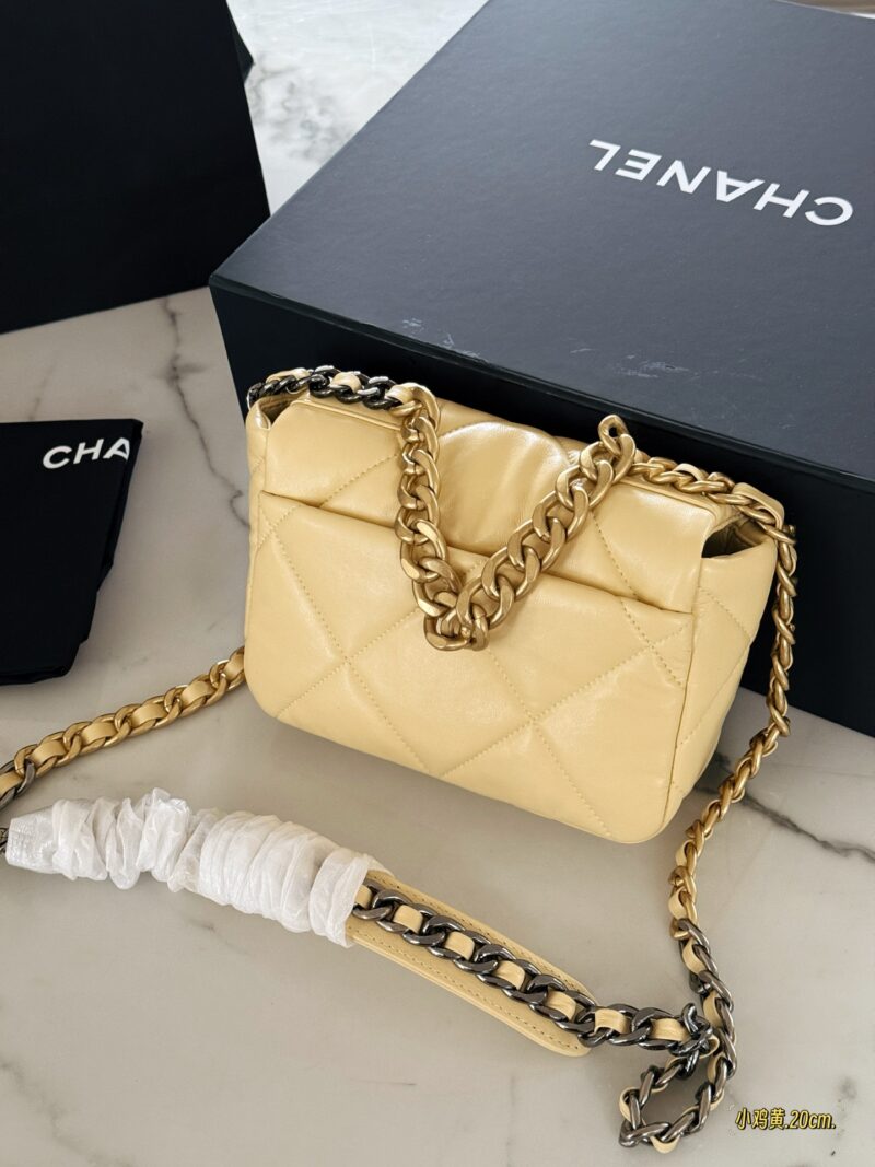 2e2505193c.jpg 220 (with box)
size:20*15cm
Xiaoxiang's house 19 bags
Sweet and girlish, it's really hard to resist!!!
Achieve optimal cost-effectiveness
Cute and lovely chicken yellow/very suitable for summer color matching~
High quality texture