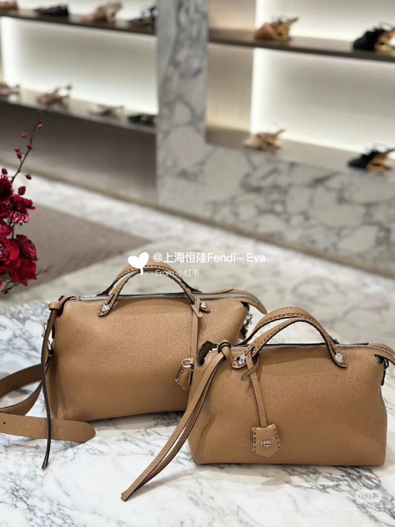 Fendi New | aBytheway New Performance
Fendi By The Way has been loved by many since its birth in 2014
This year's By The Way Seller's new performance on the runway is even more attractive! Dimensional compass
Medium size: 29 * 17 * 13
mini: 20*12*9