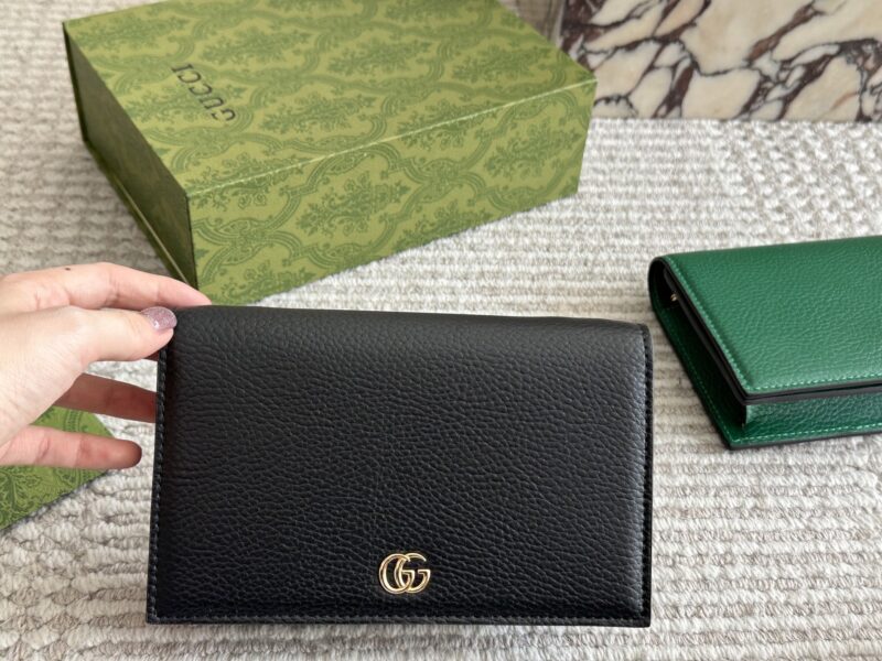 2e65bba115.jpg 200 boxes
size:20*14cm
GG cowhide mini chain bag
Equipped with chains ??
Another cute little one!
