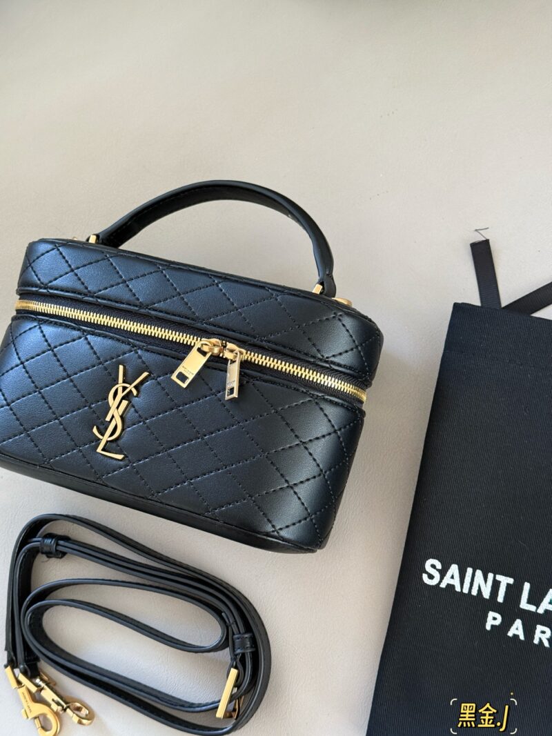2e662a5dce.jpg 235 box
size:19*11cm
YSL New Style | Exquisite Small Box Bag
The new and well behaved Gaby handbag can be carried by hand or slung diagonally
Put all the daily items down