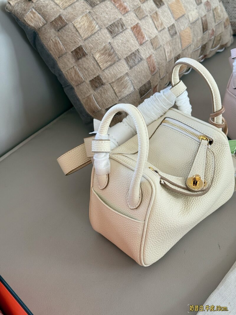 2e6b67a30d.jpg 240 sets of complete packaging
size:19*13cm
?? top layer leather!
H Home Mini Lindy
? Crossarm ? Hand carried!
A perfectly cute little one!
Sunshine yellow is simply perfect for spring and summer
Just hold it and you'll have a good mood!