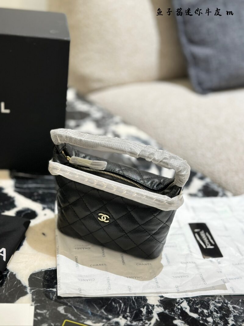 2e77043ed1.jpg Bento bag p235
Chanel Chanel 25C Carefully Selected
The whole internet knows that the price of 24C has been indirectly adjusted. Although this cute lunch box bag belongs to small leather goods, the price allows me to climb Chanel again. It is also a ...