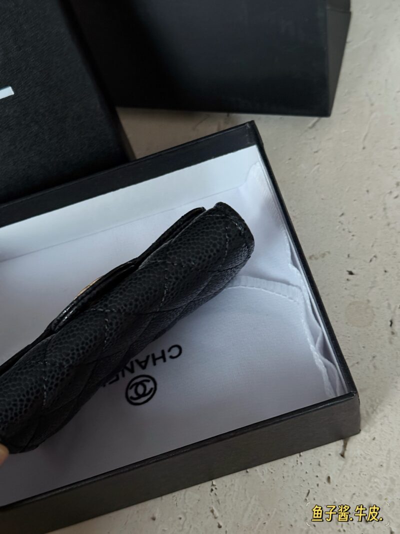 135 box
size：10*7cm
Xiaoxiangjia CF Card Bag
Black gold cowhide caviar
A small one
Can hold more than ten cards and a few cash cards
A particularly practical one!