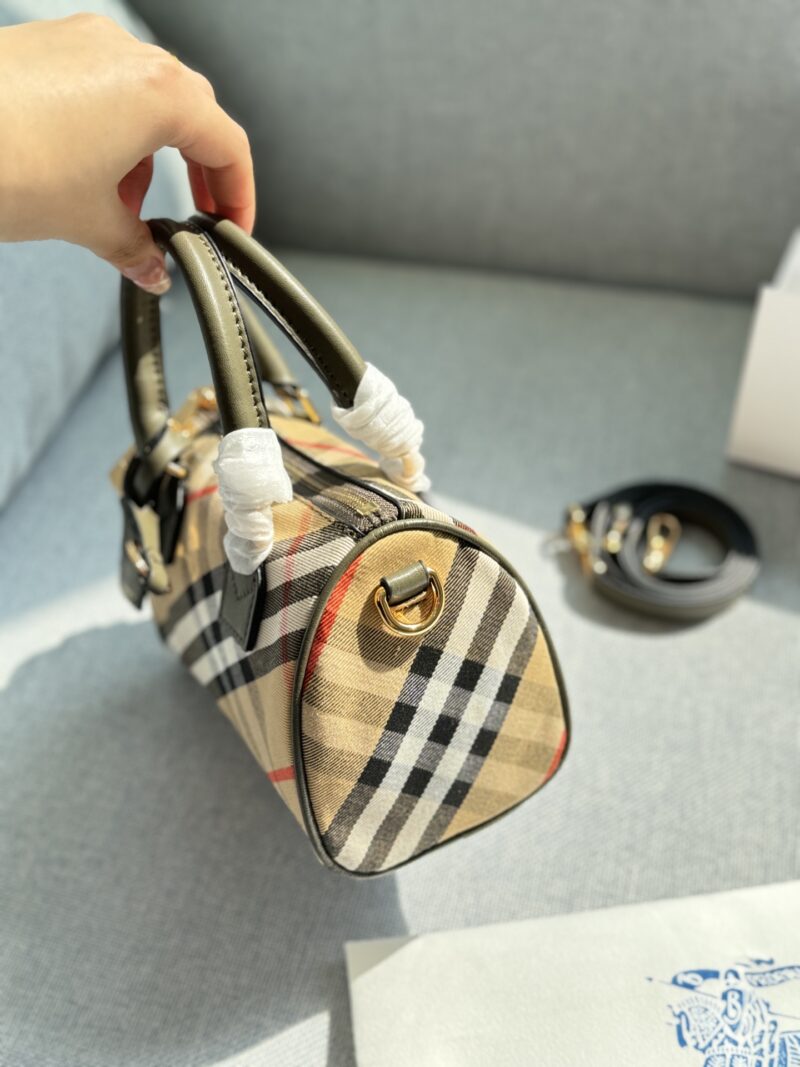 2e9198ac70.jpg 200 fold box
size:18.5×12.5
Burberry plaid pillow bag, bowling bag, one shoulder crossbody handbag
BURBERRY, a bunch of cocoa and love pillow bags are here
It can be carried by hand and slung diagonally without violating the rules. That's it
This ...