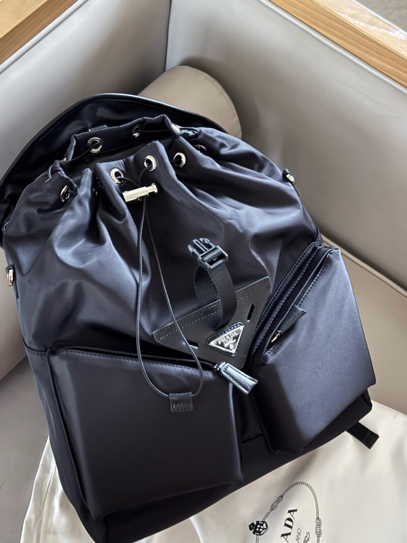 2ebc75e7d7.jpg 270 without box
size:37*46cm
Prada Nylon Backpack
24-hour fashion show!
Can be carried on both shoulders or one shoulder!
The simple layout and large storage space make it easy to accommodate laptop files, and the details are perfect